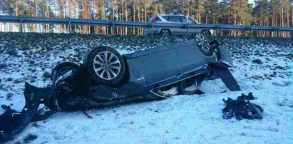 Makabryczny wypadek na drodze. Dachowanie bmw