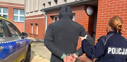 Bezczelny złodziej w Dzień Kobiet użył przemocy wobec ekspedientki. Do aresztu odprowadziła go policjantka