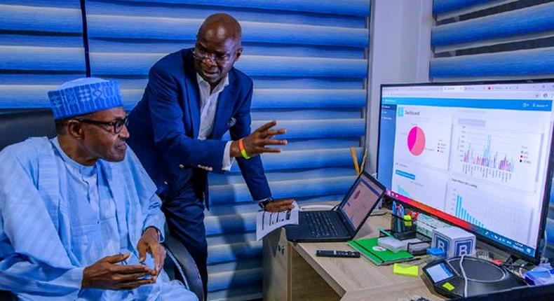 Fashola explains voting patterns to Buhari at the APC Situation Room during the 2019 presidential election ( APC media) 