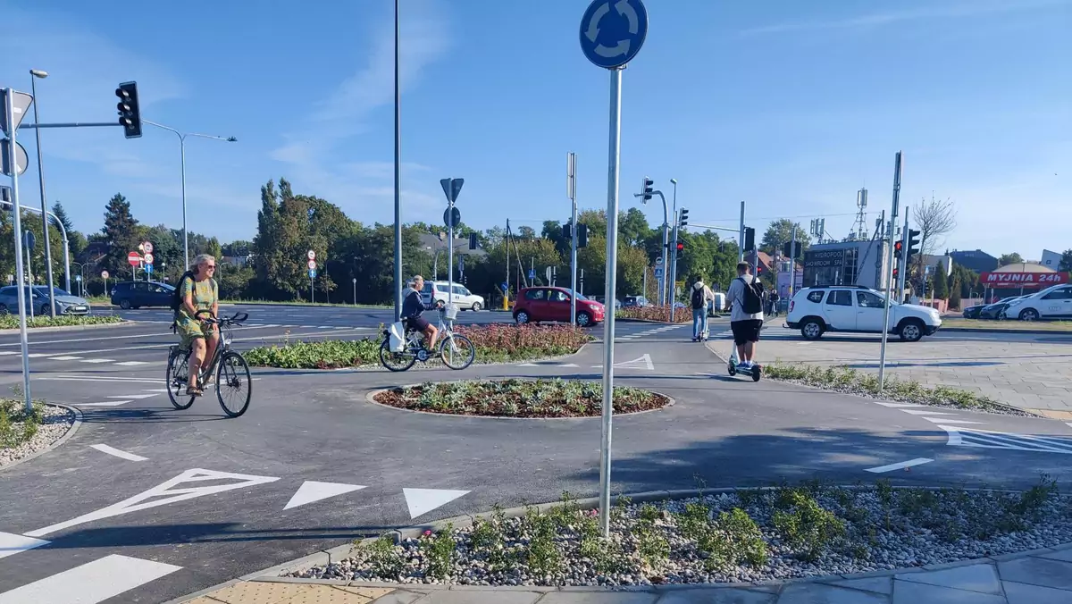 W Warszawie powstało rondo na skrzyżowaniu dróg rowerowych. Nie brakuje takich, co jeżdżą pod prąd