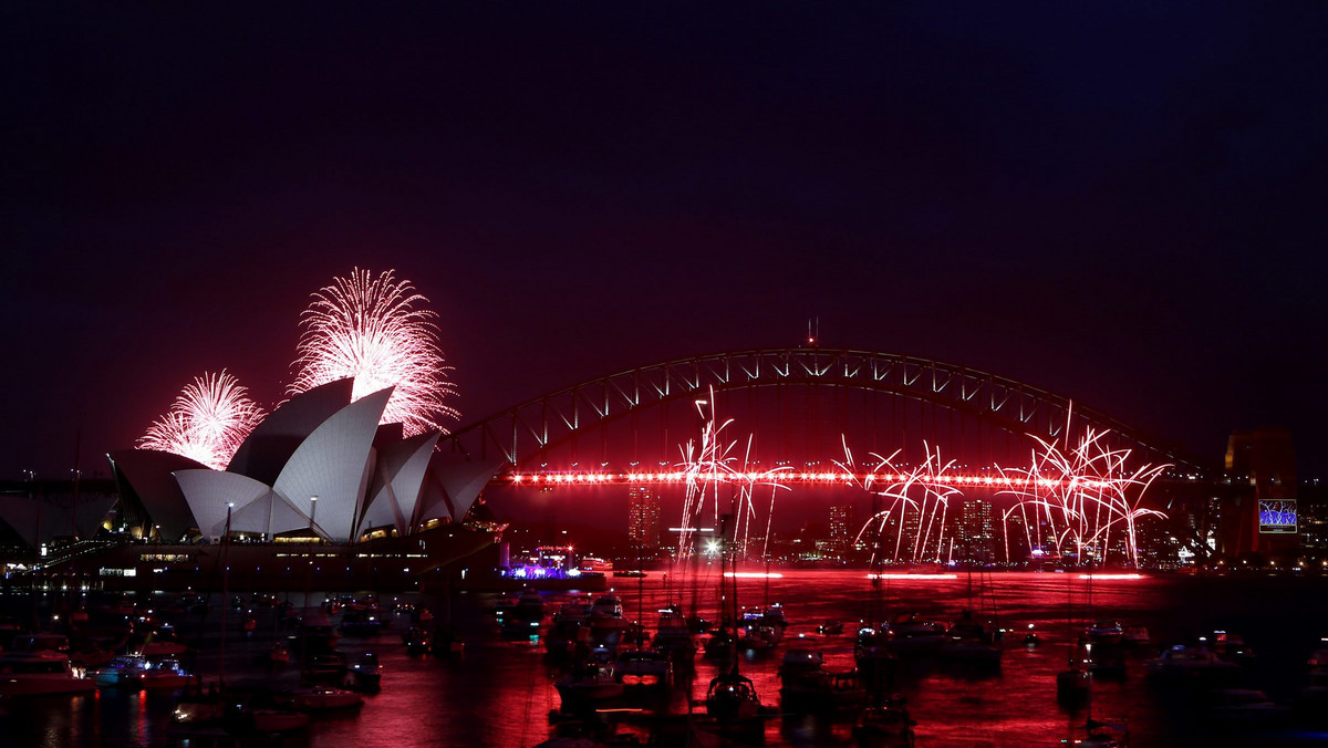 Ponad milion Australijczyków tradycyjnie zgromadziło się na brzegu zatoki w Sydney, aby powitać Nowy Rok. Równo o północy odbył się pokaz sztucznych ogni wystrzelonych z dachu słynnej opery, a właściwie z czterech jego połaci, mających przypominać żagle.