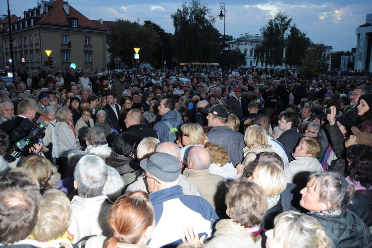 Tłumy gapiów przed Katedrą Polową Wojska Polskiego