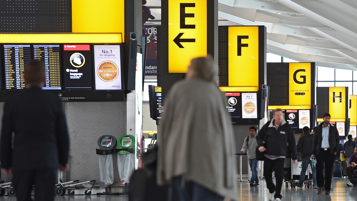 Londyńska policja potwierdziła we wtorek wieczorem, że wszczęła śledztwo ws. pojawienia się drona nad północnym pasem startowym lotniska Heathrow, co doprowadziło do godzinnego zawieszenia odlotów. Jak dodano, otrzymano wsparcie ze strony wojska.