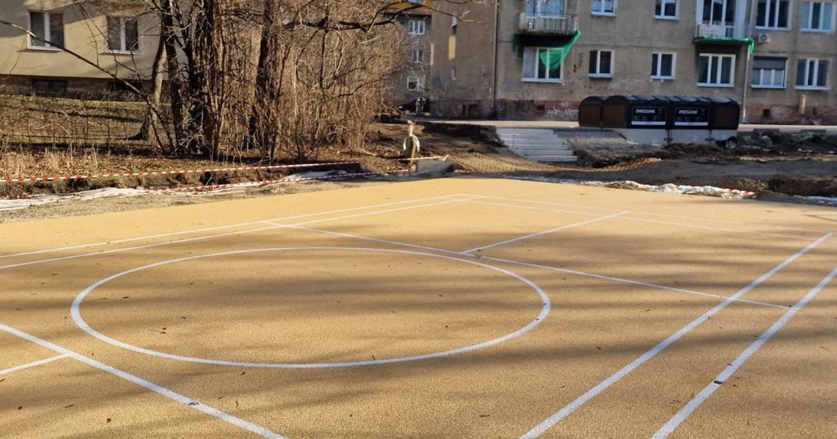 Było ściernisko, jest boisko. Będzie też wspólne wieszanie prania pośród ziół...