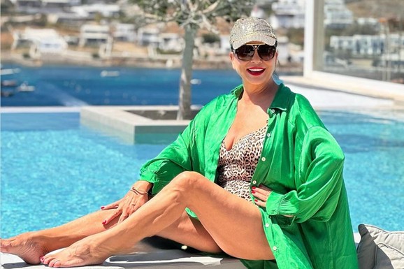 "IMALA SAM INTIMNE ODNOSE SA ŽENAMA" Pevačica (65) uskoro postaje baka, priznanjem šokirala naciju, a sada u izazovnom izdanju provocira (Foto)