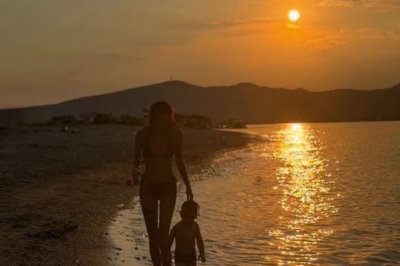 (FOTO) TARA SIMOV U MINIJATURNOM BIKINIJU A sa njom po plaži trčkara sin od tri godine: Svi komentarišu kako je Nikolaj porastao