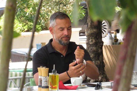 (FOTO) UHVATILI SMO NEMANJU STEVANOVIĆA NA PLAŽI U CRNOJ GORI Za mesec dana se bez oklevanja odselio iz Beograda, a evo kako sada živi sa suprugom i ćerkom
