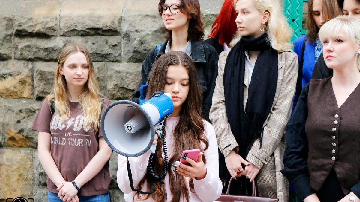 Protest przeciwko dyrekcji Liceum Ogólnokształcącego nr 1 w Szczecinie, 14 stycznia 2022 r. Tydzień wcześniej w budynku doszło do molestowania seksualnego – jeden z uczniów fotografował bieliznę dziewczyn, które akurat tego dnia nosiły sukienki. Fot. Stanisław Zyblewski