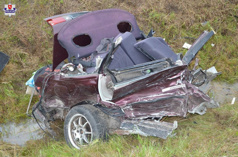 Wypadek na DK2 po zderzeniu auto rozpadło się na dwie części