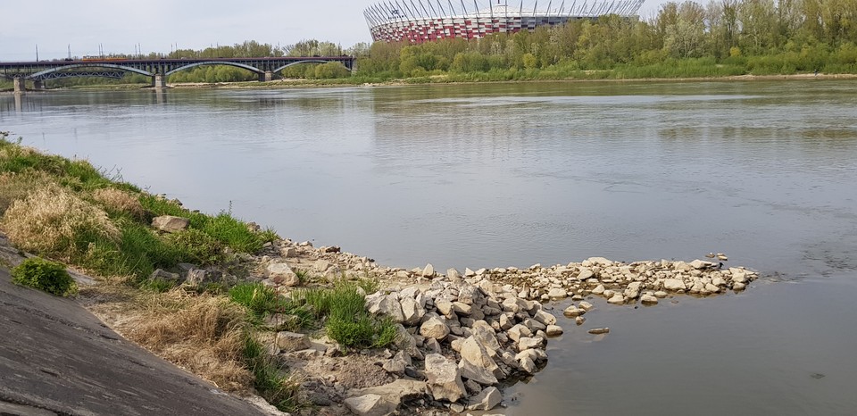 Coraz niższy stan Wisły w Warszawie