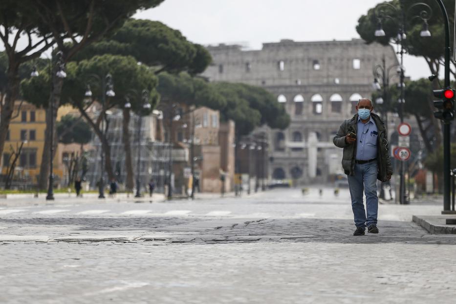 Férfi sétál a római Colosseum épülete előtt 2020. március 29-én, a koronavírus-járvány elleni küzdelem érdekében elrendelt kijárási tilalom idején. / Fotó: MTI/AP/LaPresse/Cecilia Fabiano