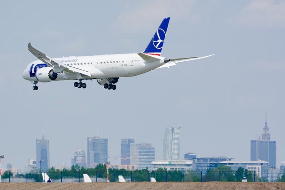 Lądowanie Boeinga 787-9 Dreamliner w Warszawie