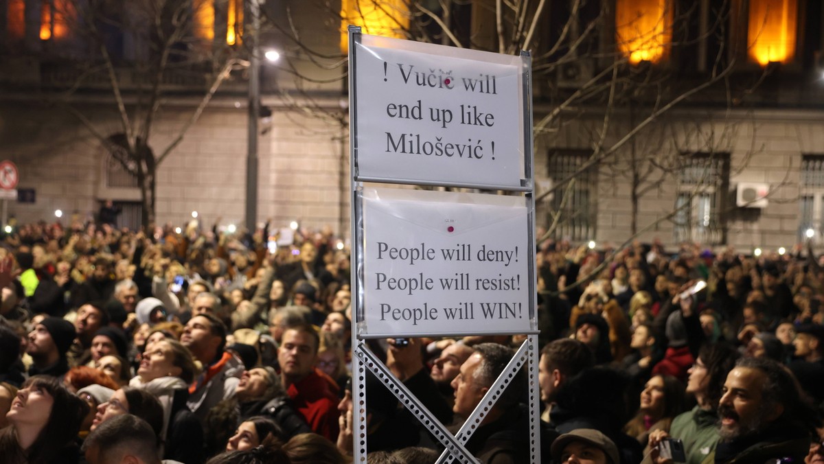 Wielkie protesty w Belgradzie. Budynek komisji wyborczej obrzucony jajkami