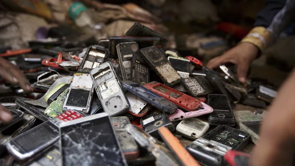 Elektrośmieci to gigantyczny problem. Tylko w 2022 r. z użytku wyjdzie 5 mld smartfonów (fot. Kuni Takahashi/Bloomberg/Getty Images)