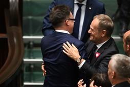 Nowo wybrany marszałek Sejmu Szymon Hołownia i przewodniczący PO Donald Tusk w sali sejmowej