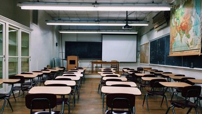 Pozitív koronavírusteszt miatt karanténba küldték az oltatlan diákokat egy kazincbarcikai iskolában: kétszáznál is több tanuló lehet érintett