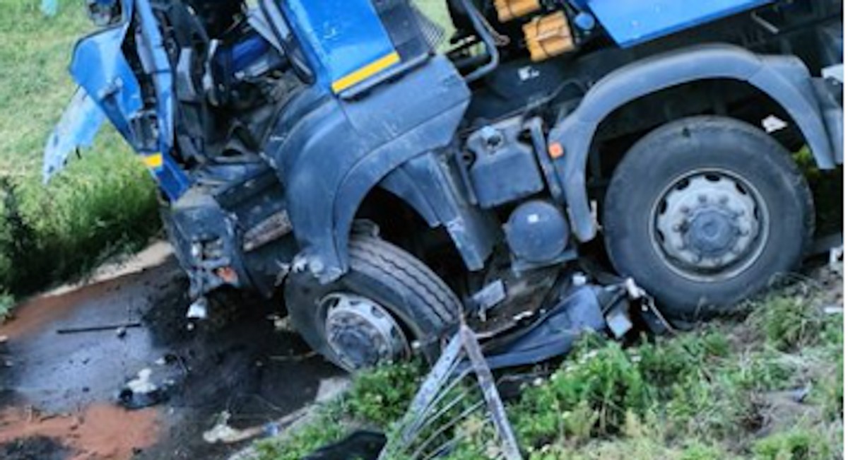 Ciężarówka staranowała autobus. fot. KWP w Olsztynie