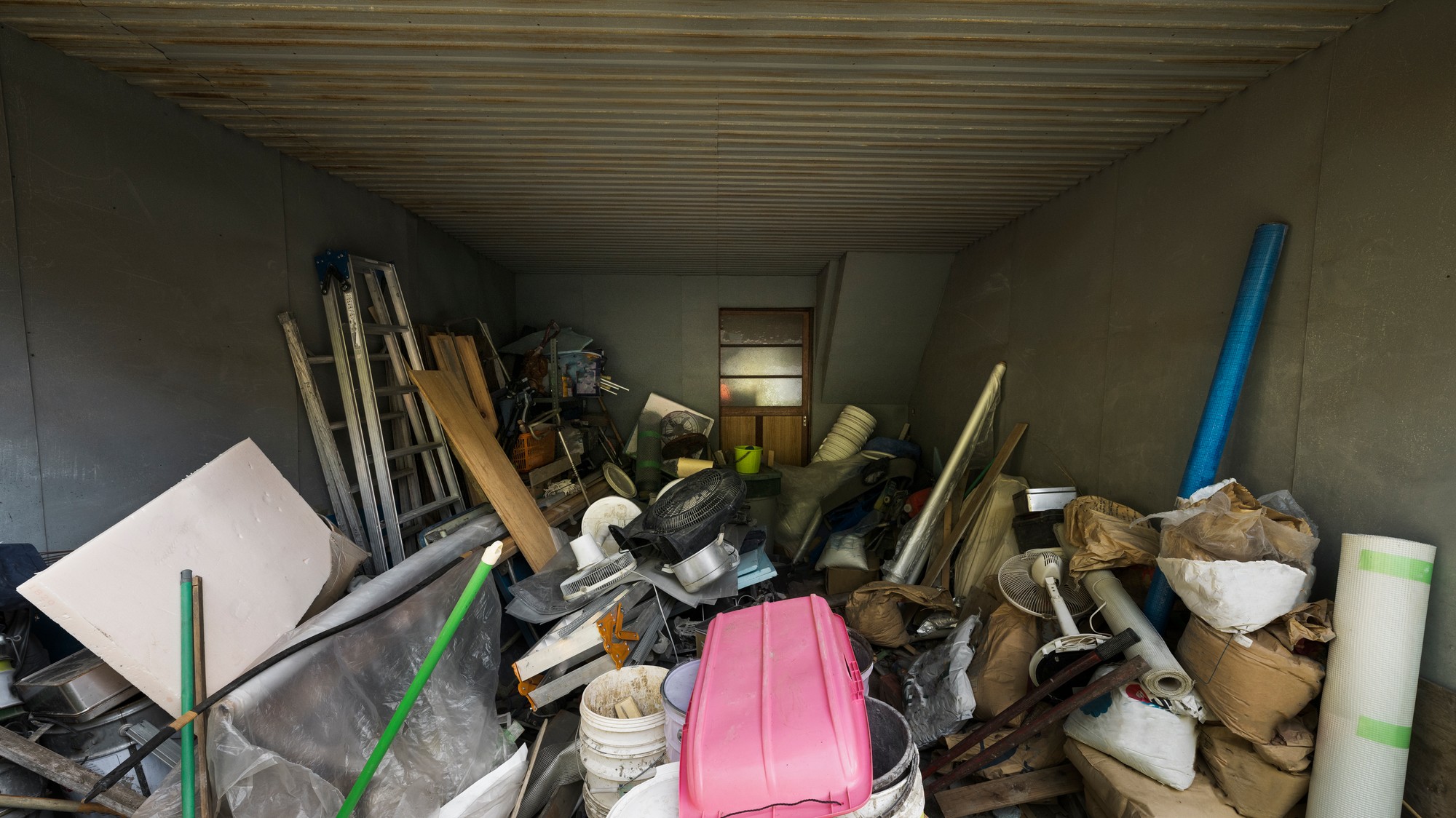 Zhromažďovanie vecí je často príznakom niečoho iného, napríklad odchýlkou od behaviorálnej normy vyplývajúcou z iných psychických alebo neurologických problémov.