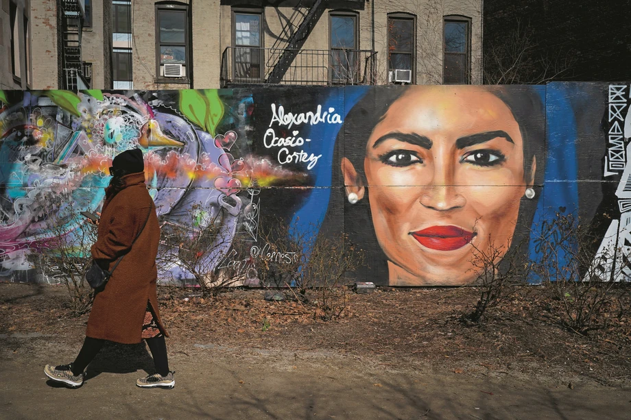 Mural z portretem kongresmenki, którego autorką jest uliczna artystka Lexi Bella, można oglądać w Lower East Side na Manhattanie