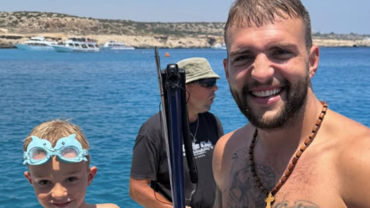 Veljko Ražnatović sa Željkom na pecanju