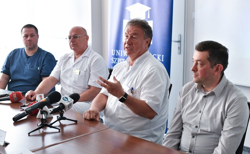 OD LEWEJ: DOKTOR SZYMON DRAGAN, PROFESOR SZYMON DRAGAN, DOKTOR KRZYSZTOF ZIMMER I PACJENT REMIGIUSZ CEDZIŁO