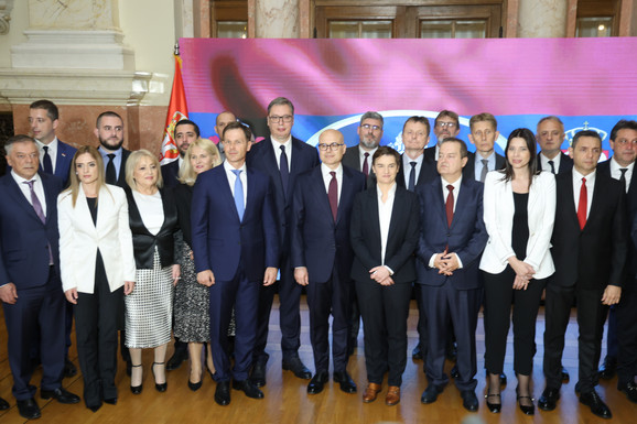 Vučić čestitao ministrima u novoj Vladi Srbije: "Pred nama su teški zadaci, borite se snažnije nego ikada za svoju zemlju i narod" (FOTO)