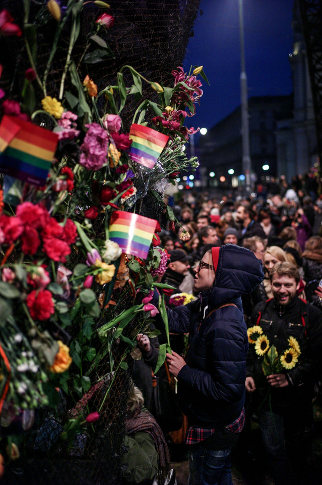 WARSZAWA PLAC ZBAWICIELA TĘCZA HAPPENING NIEWZRUSZENI