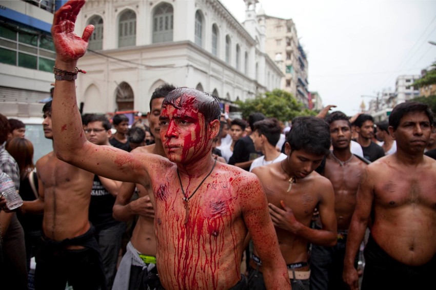 Maloletna deca takođe učestvuju u ovom bizarnom verskom ritualu