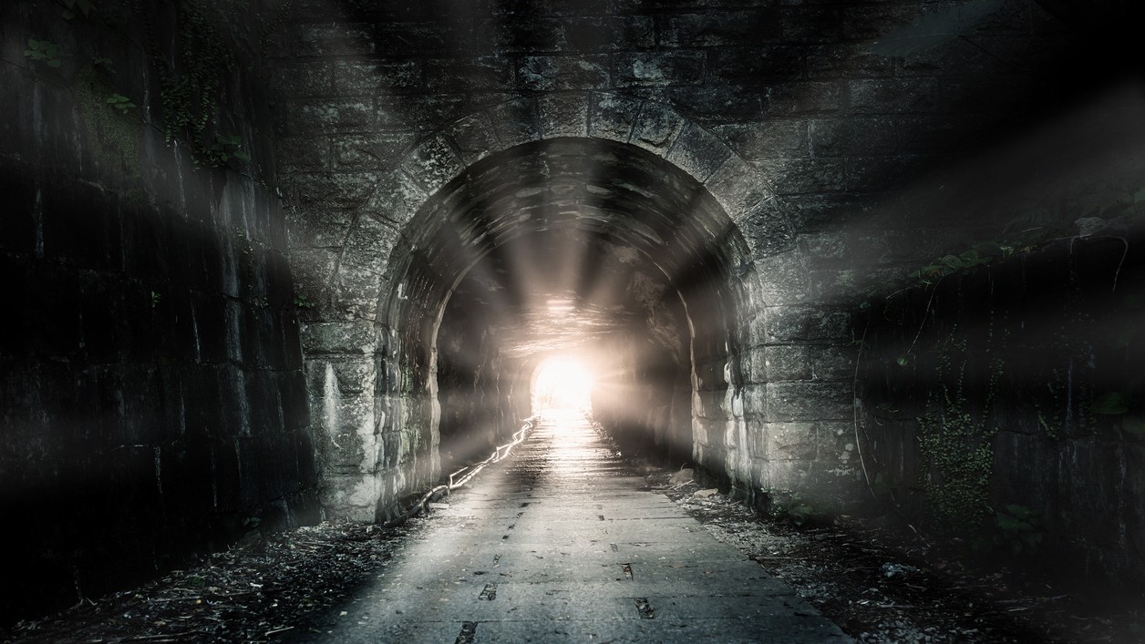 Mnohí ľudia zažívajú sny, kde vidia jasné svetlo na konci tunela.(ilustračné foto)