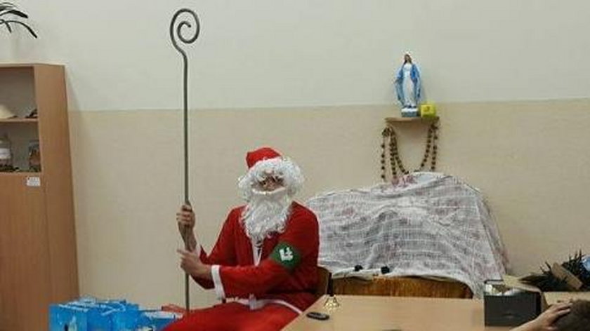Mikołaj z ONR odwiedził dzieci z białostockiego Caritasu