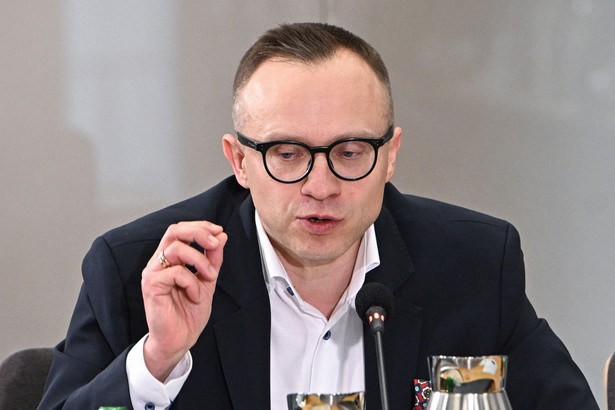 Artur Soboń zeznał w poniedziałek 18 marca przed komisją śledczą, że formalnie nie brał udziału w przygotowaniu wyborów korespondencyjnych
