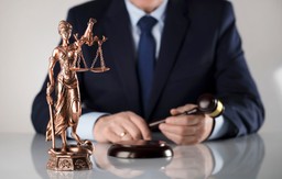 Rok przywracania praworządności. Gra o przyszłość państwa i prawa