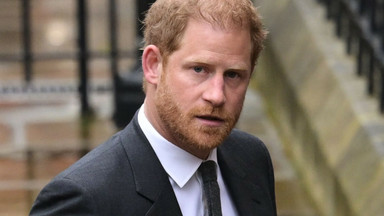 Książę Harry wraca do Londynu przed rocznicą śmierci królowej. Wokół jego pobytu jest masa spekulacji