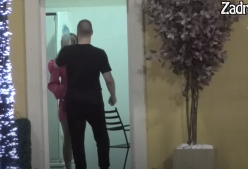 Zvzedan ispolivao Anđelu vodom po faci