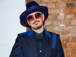 Tomasz Jacyków przekonuje, by szczególnie teraz nie kupować tanich ubrań. Ma rację?