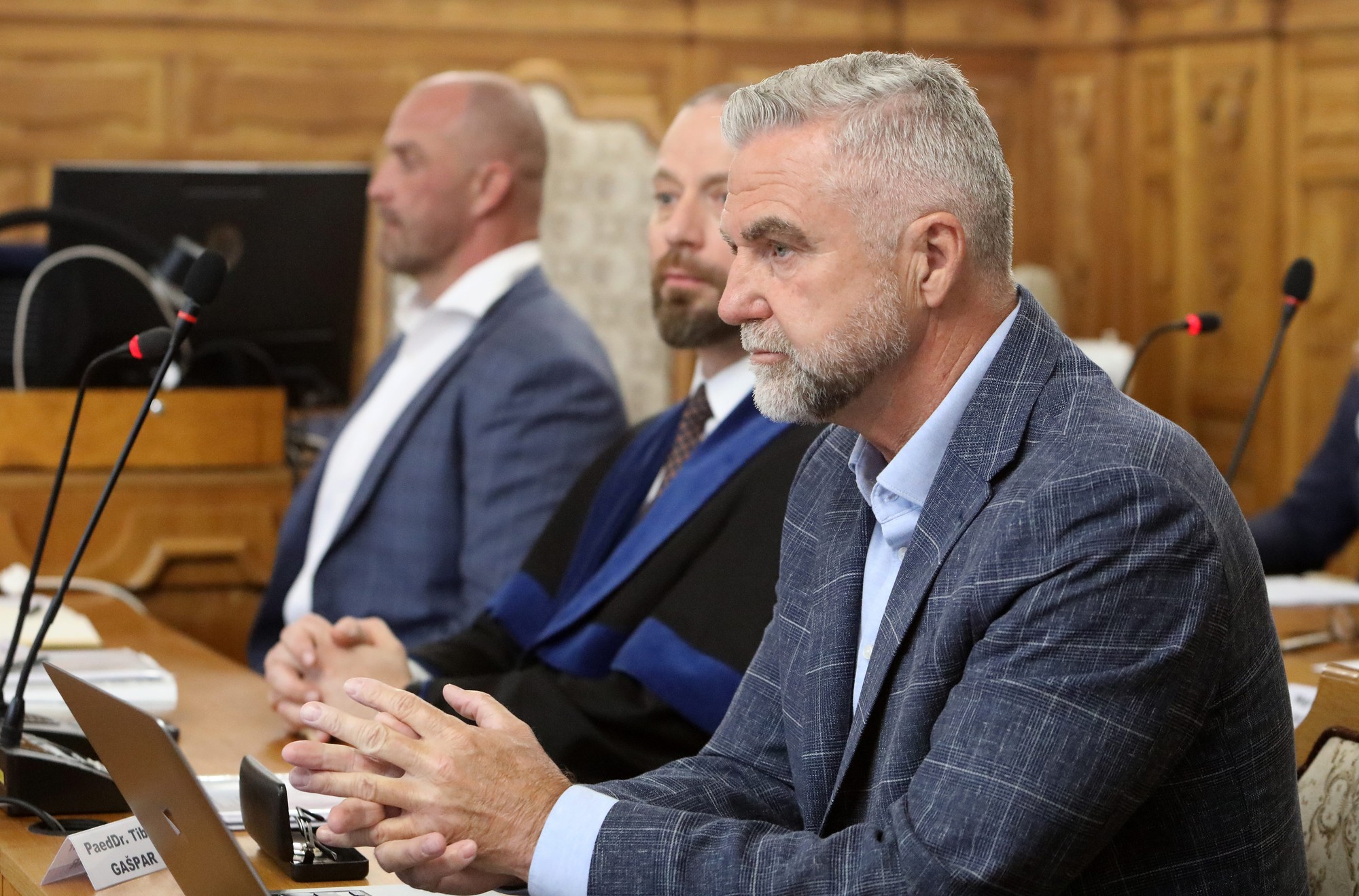 Na Špecializovanom trestnom súde sa 11. mája začal proces v kauze Očistec: Na snímke sprava súčasný podpredseda Národnej rady SR Tibor Gašpar, obhajca Marek Para a nitriansky podnikateľ Norbert Bödör.