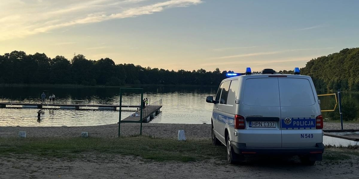 Kościerzyna. 19-latek wybrał się ze znajomymi nad Jezioro Gałęźne, aby popływać. Nagle stracili go z oczu. 