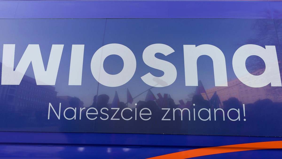 Doradca strategiczny Wiosny Biedronia Jakub Bierzyński udzielił dużego wywiadu Kulturze Liberalnej. Mówił m.in. o tym, że opozycja musi przeczekać nieuchronną zapaść gospodarczą, która czeka kraj pod rządami PiS, bo inaczej "ten granat wybuchnie nam w rękach". Do rozmowy odniósł się dyrektor programowy Wiosny. "Tezy Jakuba Bierzyńskiego są całkowicie niezgodne z programem i wartościami Wiosny" – napisał Dariusz Standerski.