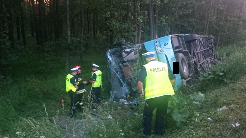 Romanów. Wypadek autokaru szkolnego wiozącego dzieci z Miejskiej Szkoły Podstawowej nr 9 z Piekar Śląskich 