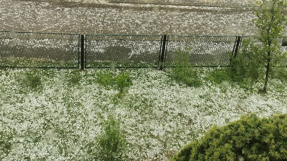 W niektórych miejscach grad wyrządził spore straty materialne. Zdjęcie nadesłane przez czytelnika 