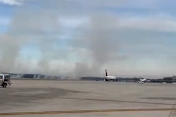 (VIDEO) DRAMA U AVIONU SA 275 PUTNIKA! Vatra kulja iz motora, u vazduhu OSTAO BEZ SNAGE: Ogroman "boing" hitno prizemljen, požar zahvatio i aerodrom!