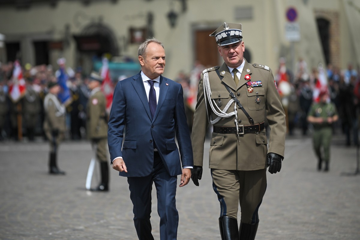Premier Donald Tusk i dowódca Garnizonu Warszawa gen. dyw. Tomasz Dominikowski podczas uroczystości na placu Zamkowym w Warszawie z okazji rocznicy uchwalenia Konstytucji 3. Maja.