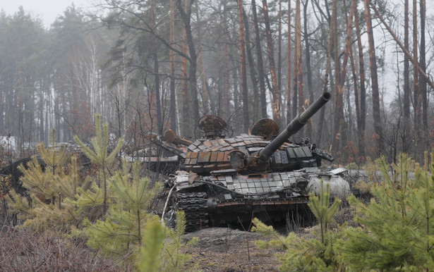 Na północny zachód od Kijowa trwa przemieszczenie podrozdziałów rosyjskich w głąb terytorium Białorusi – podał w sobotę sztab generalny ukraińskich sił zbrojnych. Na zdjęciu: wieś Dmytriwka nieopodal Kijowa, odbita przez Ukraińców