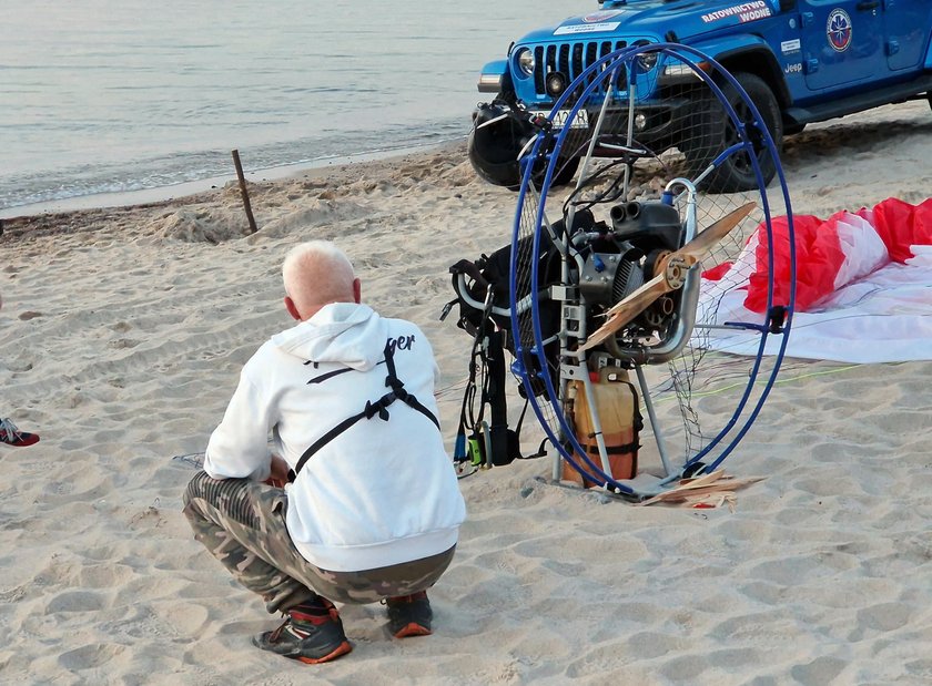 Paralotnią uderzył w plażowiczów