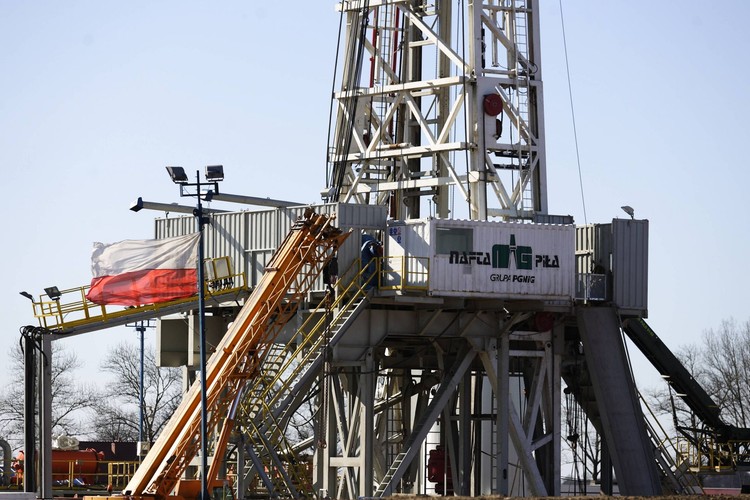 WIERTNIA GAZU ŁUPKOWEGO SZYMKOWO - 1 W WOJEWÓDZTWIE KUJAWSKO - POMORSKIM ODWIERT PROWADZI TU FIRMA TALISMAN ENERGY ORAZ SAN LEON WIEŻA WIERTNICA ZOSTAŁA TU PRZETRANSPORTOWANA Z OKOLIC BRANIEWA.