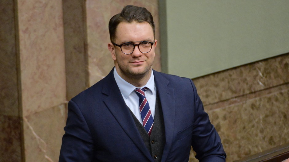 Poseł niezrzeszony Łukasz Mejza na sali obrad Sejmu w Warszawie, 9 lutego 2022 r.