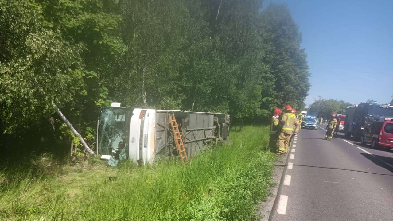 Wypadek autobusu pod Piszem. Pięcioro dzieci trafiło do szpitala