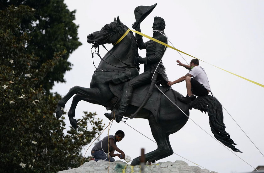 Protestujący próbowali obalić pomnik Jacksona.