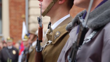 mundurowi wygrywają w sądach. emerytury wyższe nawet o 800 zł miesięcznie