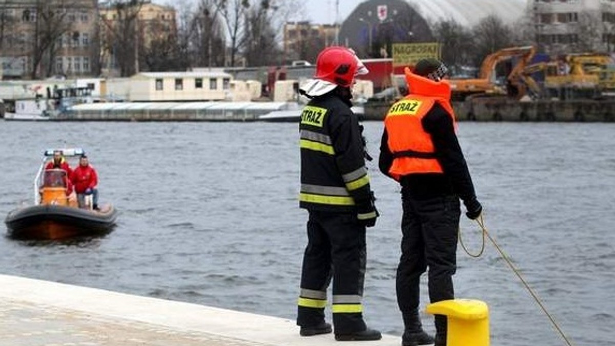 Do tragedii doszło w czwartek przed godziną 16 przy Nabrzeżu Piastowskim w Szczecinie. Nie wiadomo, czy było to samobójstwo, czy nieszczęśliwy wypadek.